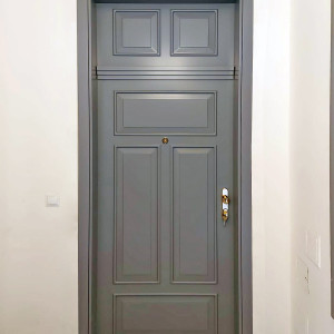 ADLO - Sicherheitst�r ZENIT, Kassettendesign nach W�nschen des Kunden, T�rh�he 235cm, T�rblatt- und Zargenoberfl�che RAL 7045