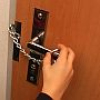 Die ADLO Türsicherheitskette Die ADLO Türsicherheitskette