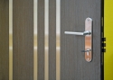 ADLO - Sicherheitstür Jubeo, Leistenausführung LPA 370 Edelstahl, Türoberfläche Woodline Mocca