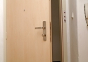 ADLO - Sicherheitstür ADUO, glattes Design, Türoberfläche Ahorn, Sicherheitszylindereinsatz Kaba, Knauf