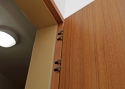 ADLO - Sicherheitstür ADUO, glattes Design, Folienbeklebung der ADLO Türzarge an der Bandseite